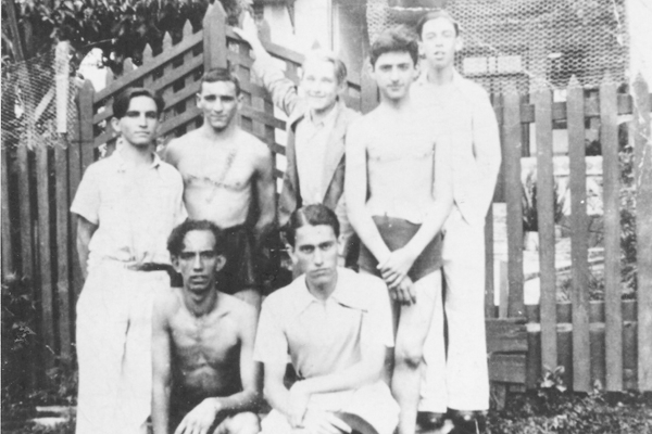 A colaboração de hoje chega através do senhor Jersey Scarabucci Teixeira, 93 anos, fundador dos Fogos e da Vila Teixeira. A foto foi feita no dia 13 de março de 1938, na antiga piscina do Lobato, onde mais tarde viria a surgir o Castelinho. Em pé, da esqu